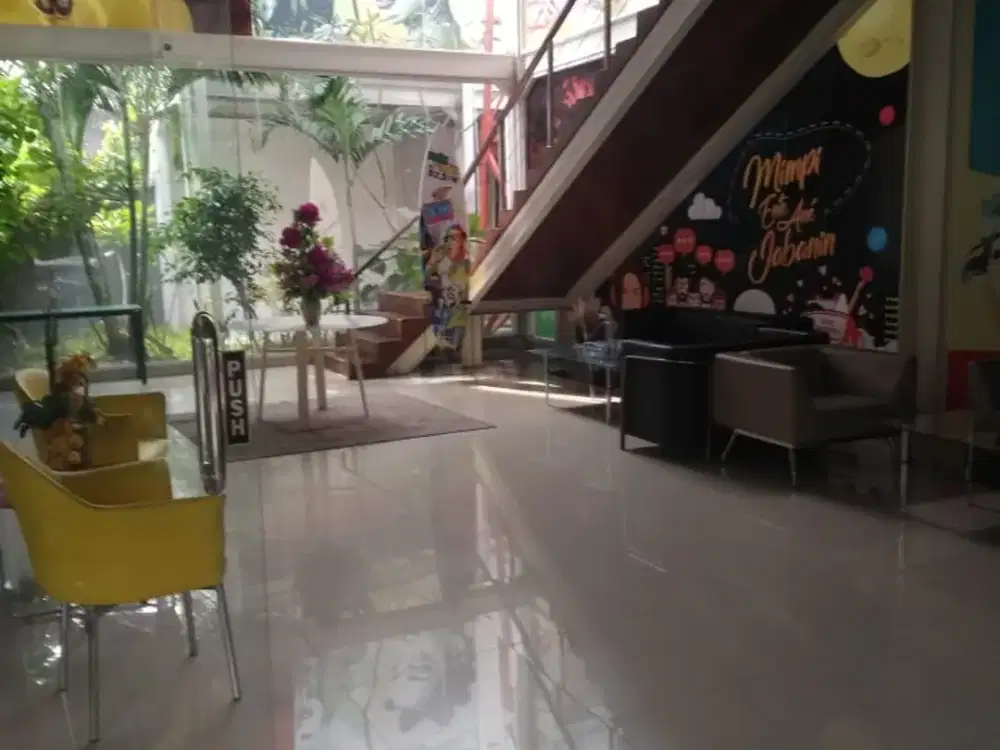 Kantor dijual di Manahan Solo parkir longgar strategis tengah kota