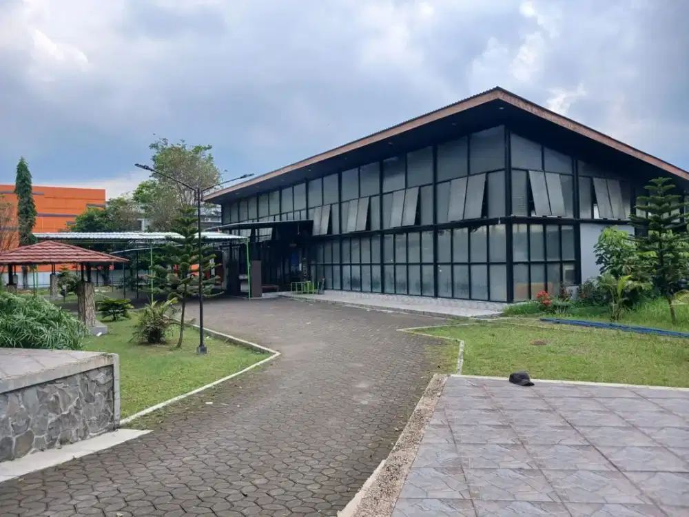 Ruang usaha dijual di Jl Tentara Pelajar Kartasura ex Spa parkir luas dekat exit tol