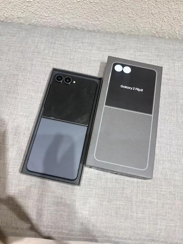 Samsung Z flip 8 12/256Gb Graphite Garansi On Sept 2027