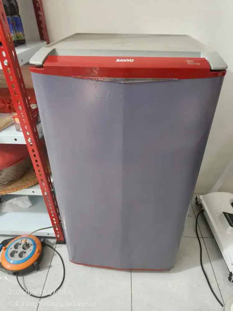 Dijual kulkas Sharp masih sangat baik