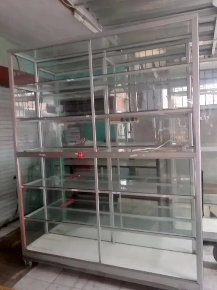 Etalase bekas panjang 2 meter x tinggi 2 meter