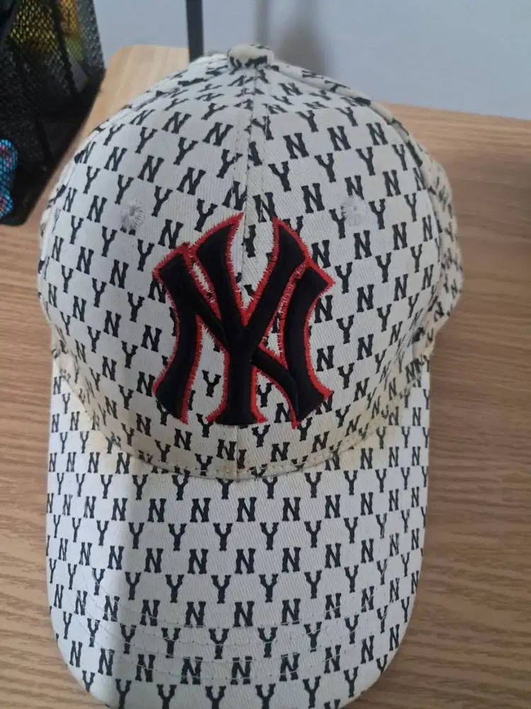Topi MLB putih.