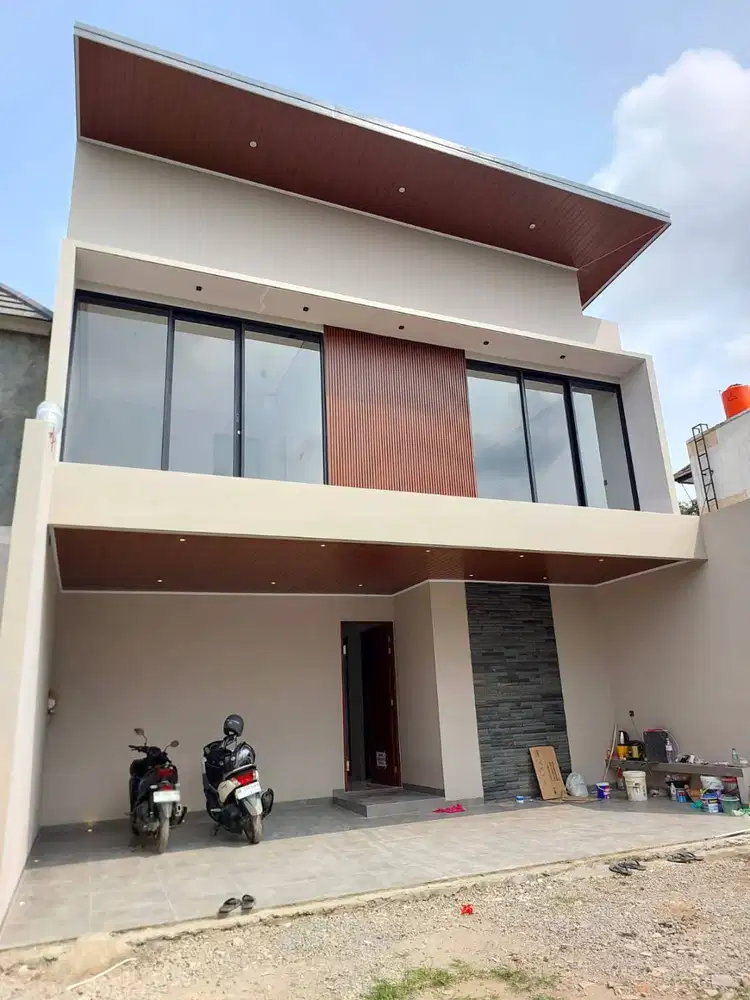 Rumah Lingkungan Perumahan dengan Kolam Renang dekat Jalan Raya Tajem