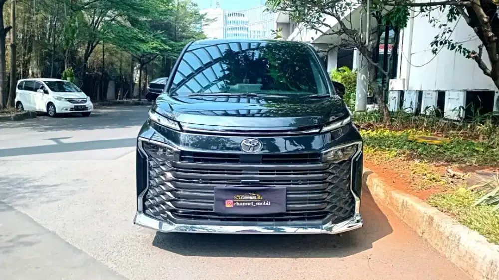 TOYOTA VOXY 2023 KM 18 RB ANTIK ISTIMEWA DIJAMIN PASTI SEPERTI BARU