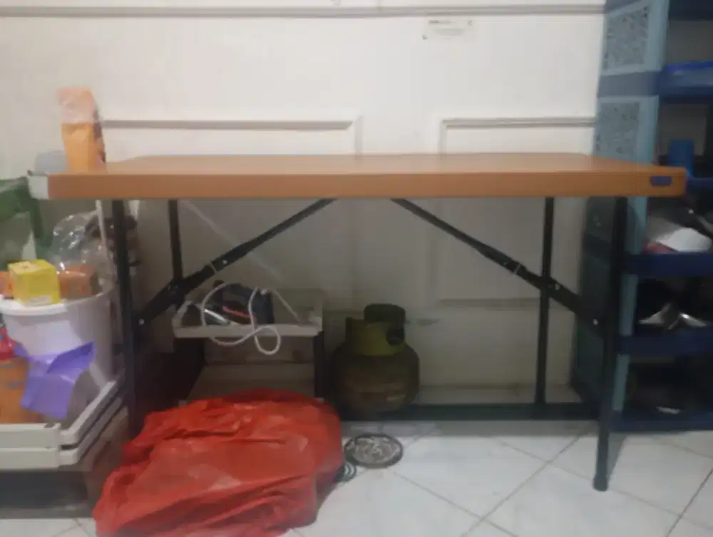Meja makan minimalis