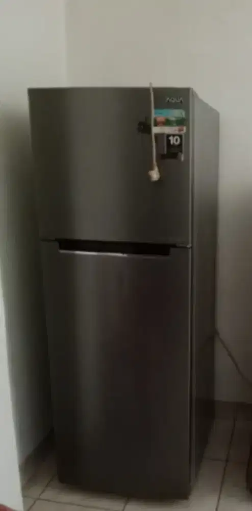 Kulkas dua pintu merek aqu