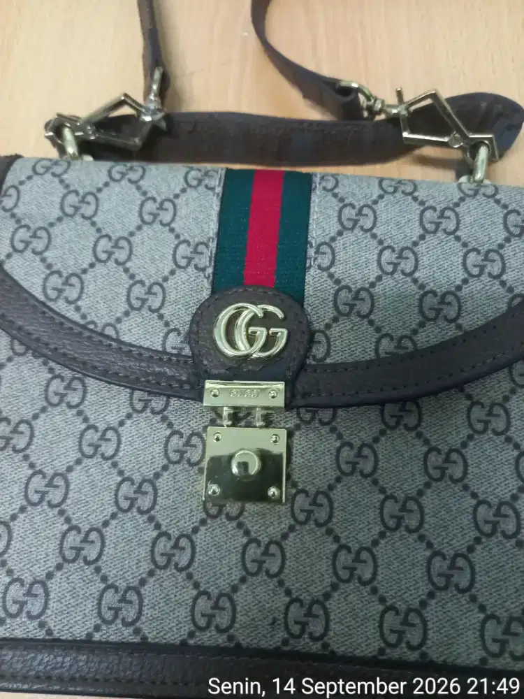 Tas gucci kondisi ada sedikit minus kelamaan tersimpan