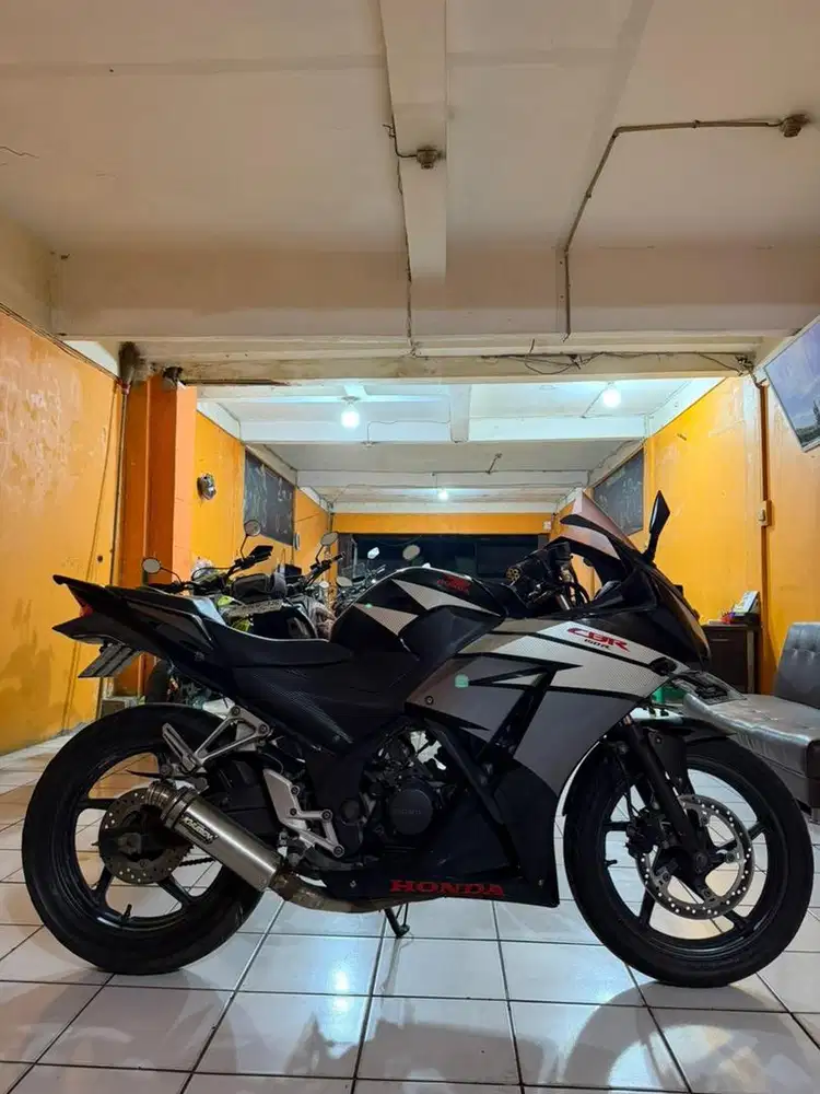 Honda CBR 150R th 2015 Murah