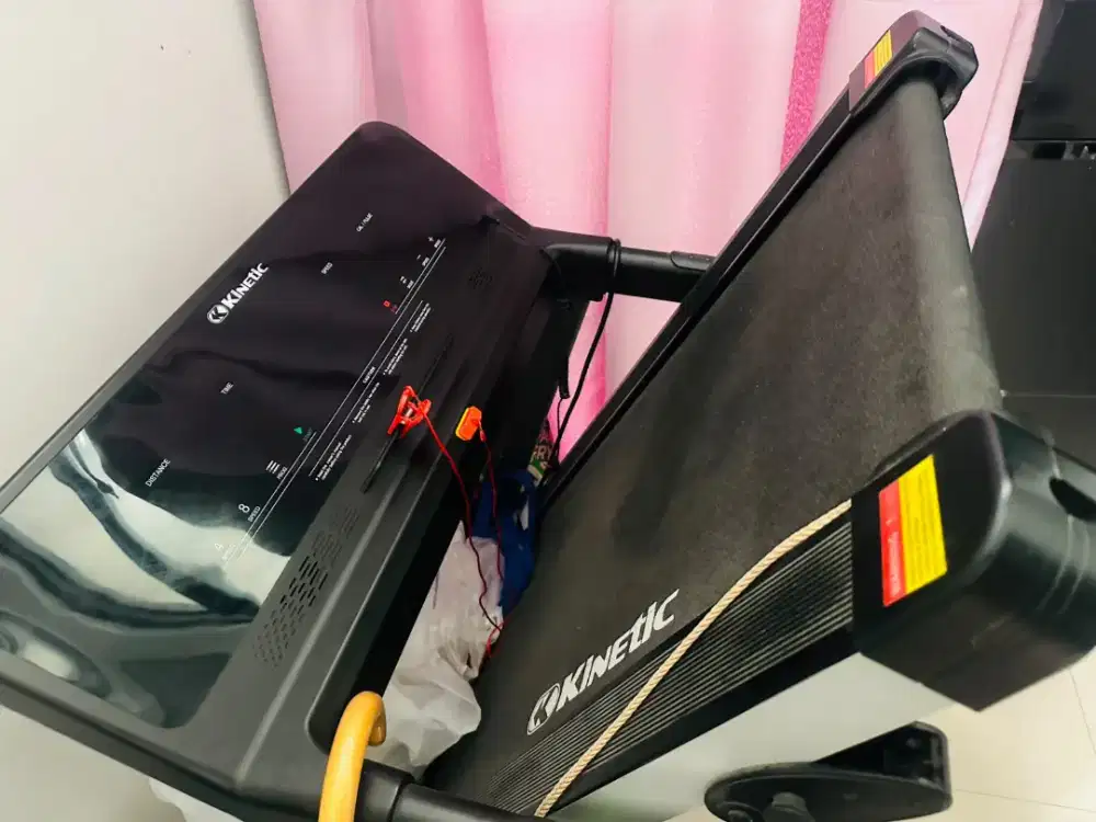 Alat olah raga tredmill merek KINETIC FUNGSI NORMAL PEMAKAIAN SENDIRI