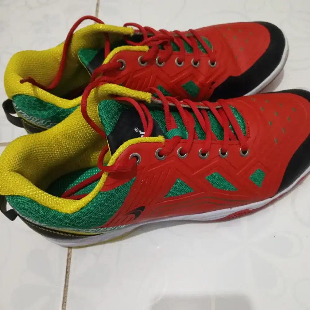 sepatu badminton