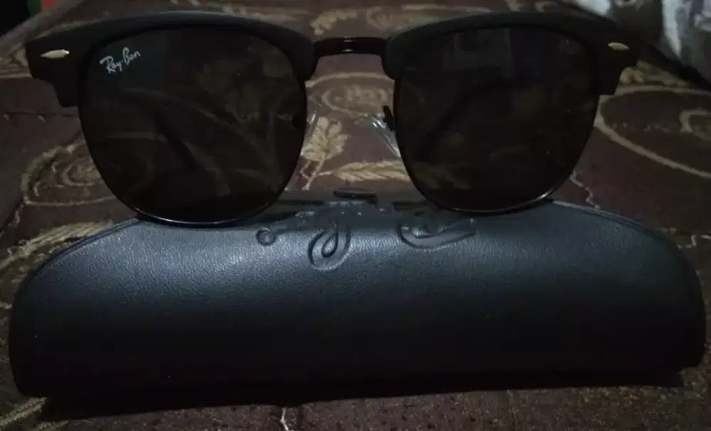 Kacamata Ray Ban warna hitam