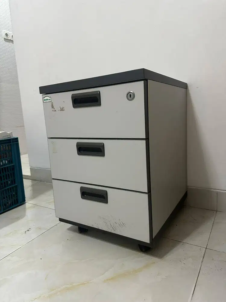 Filing Cabinet Modera 3 Laci Dorong Besi Mobile Pedestal Kantor Bekas