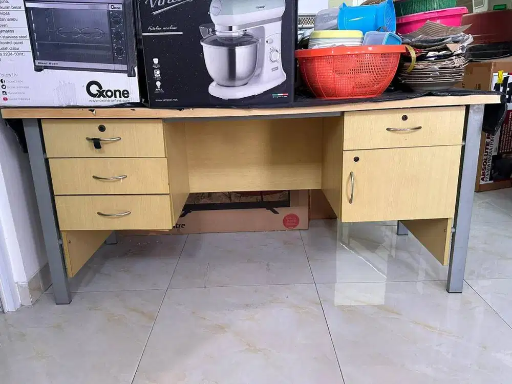 Meja Kantor 1 Biro 150cm Kayu Rangka Besi Meja Kerja Laci Kunci Bekas
