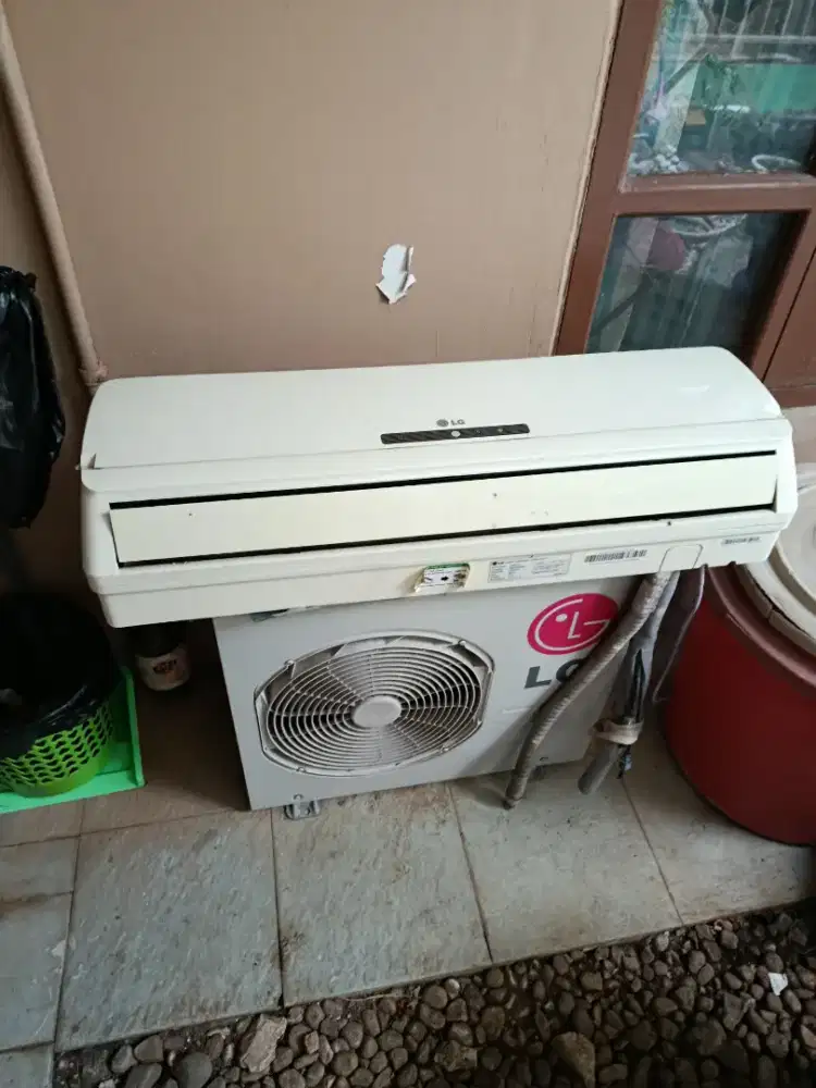 Jual AC bekas LG 1 pk masih berfungsi.