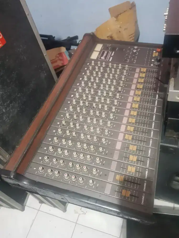 Vintage mixer Prince 16 chanel efek reverb nyess