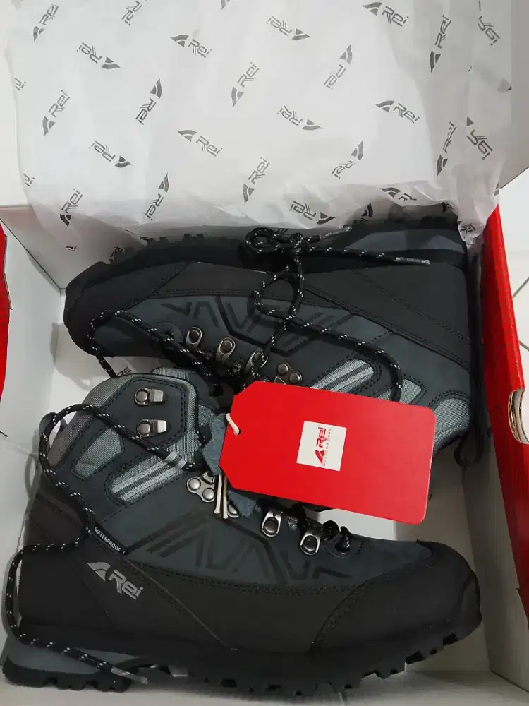 Sepatu gunung merk arei