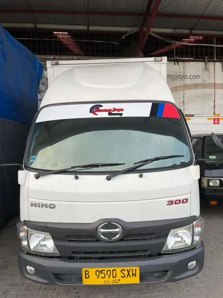 Hino Box Roda Empat (4)