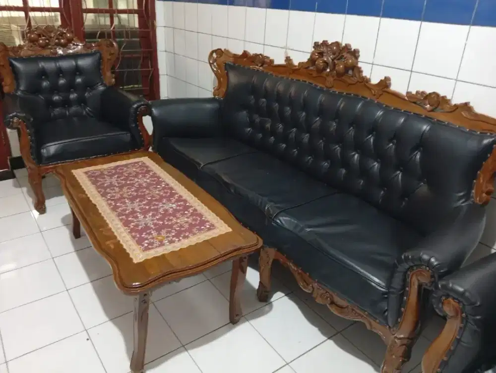 Set Sofa Tamu Ukir Jati Klasik – 3 Seater + 2 Kursi + Meja