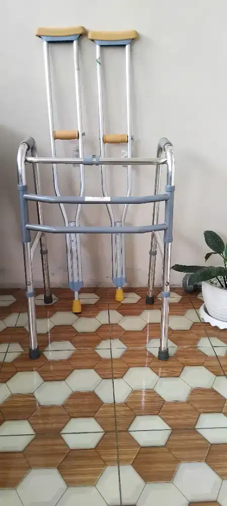FOR SALE Tongkat dan alat bantu jalan (walking frame)