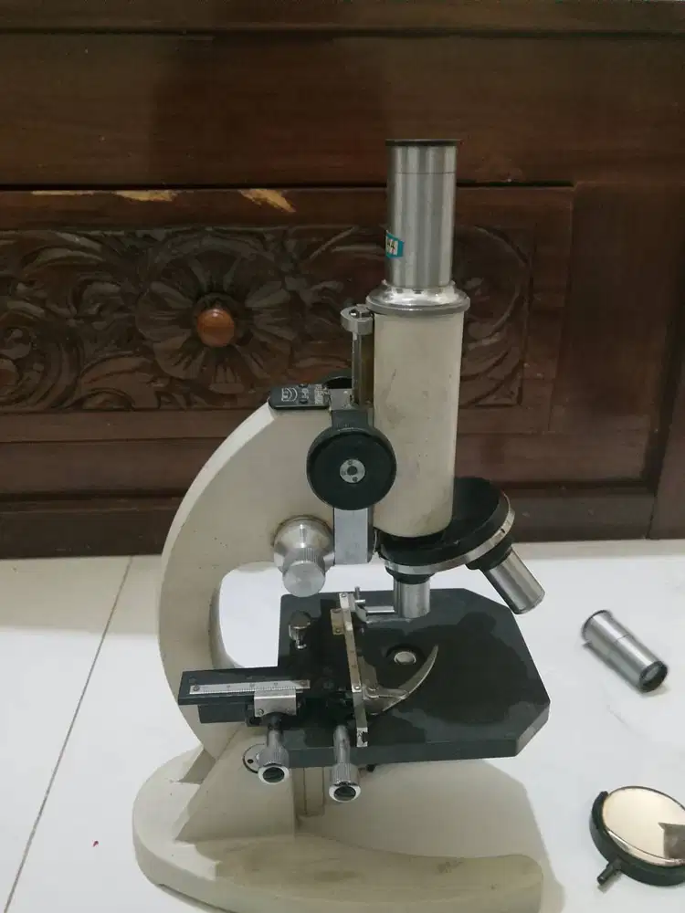 Mikroskop cahaya monokuler tipe klasik