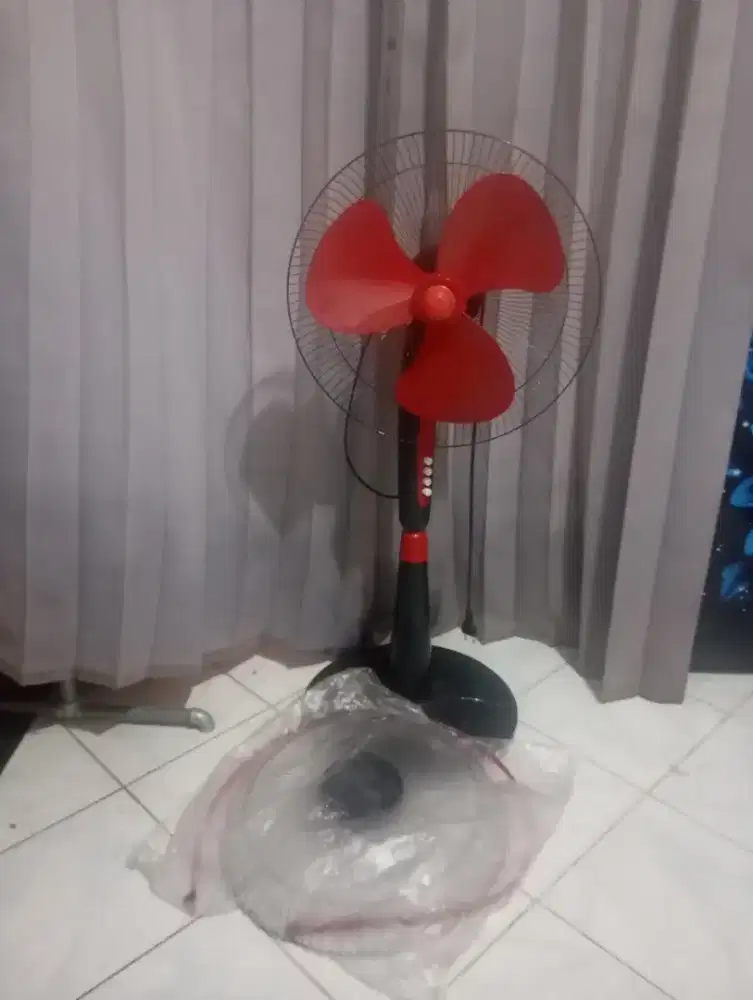 STANDING FAN LIKE NEW