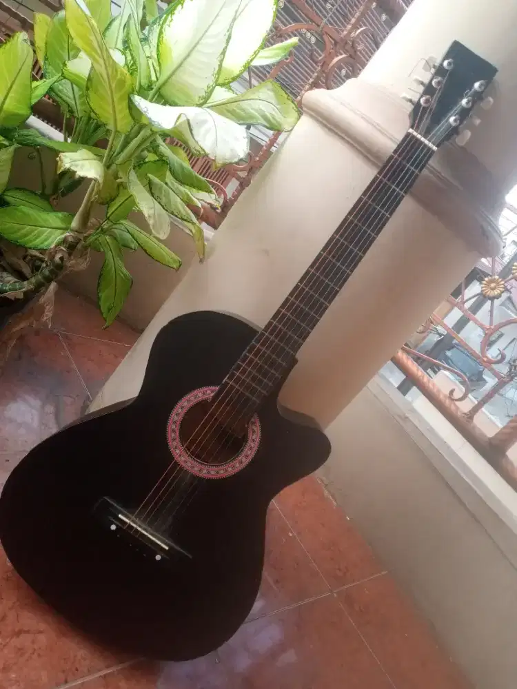 Gitar akustik bekas