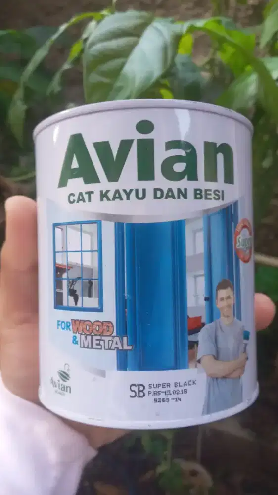 Cat kayu besi avian Super Black