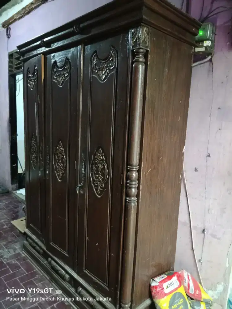 Lemari Kayu Tiga Pintu