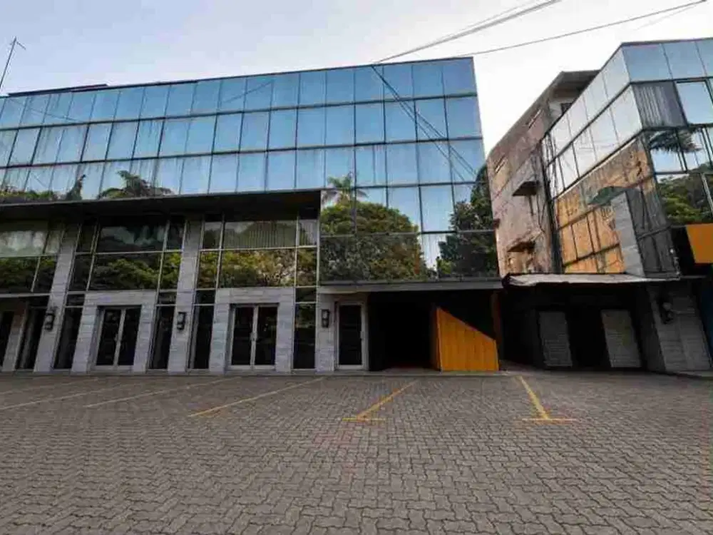 Ruko 3 lantai + rooftop lokasi strategis di Bona Indah Lebak Bulus