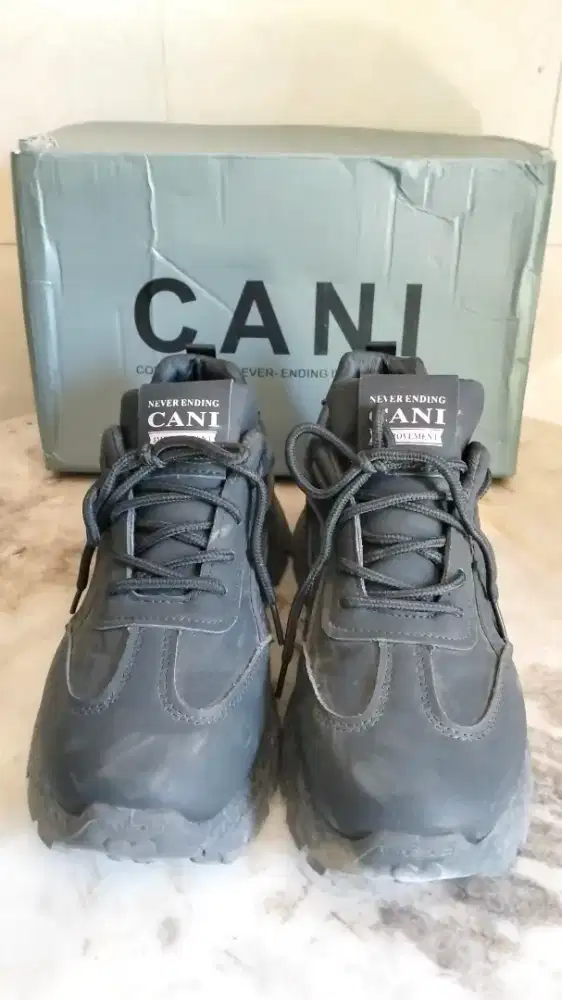 Jual sepatu cuma 2x di pakai