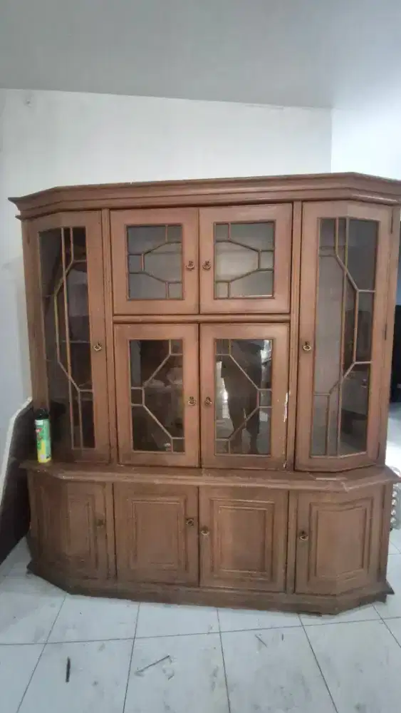 Lemari jati pajangan