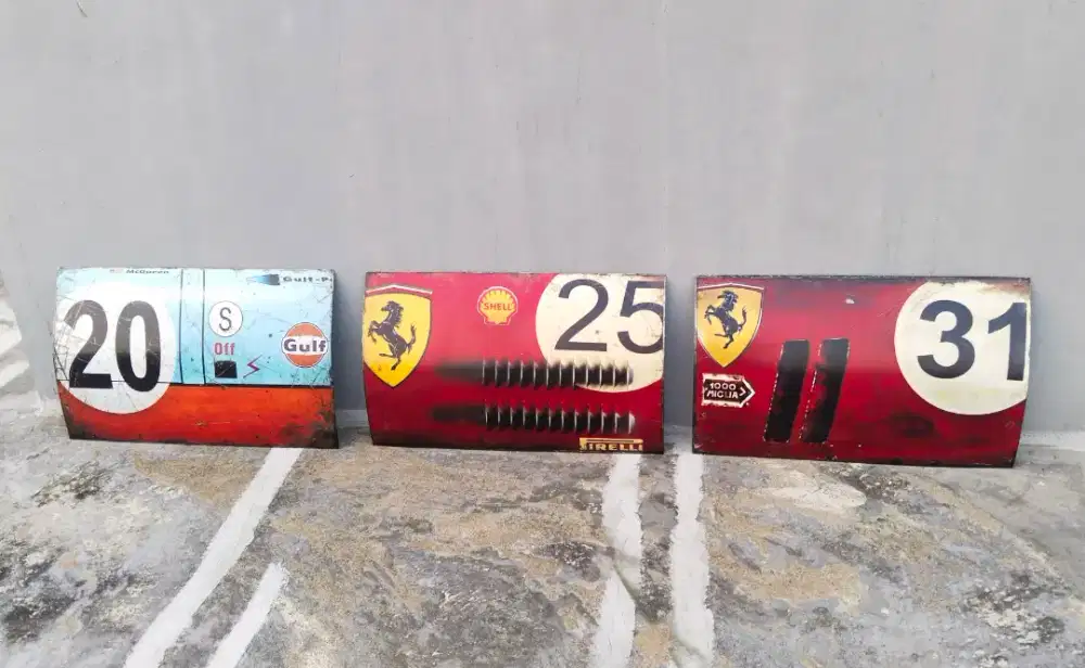 Hiasan panel body mobil Ferrari retro lawas jaket helm vintage antik