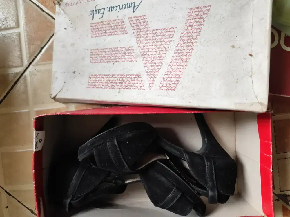 Heels tinggi hitam
