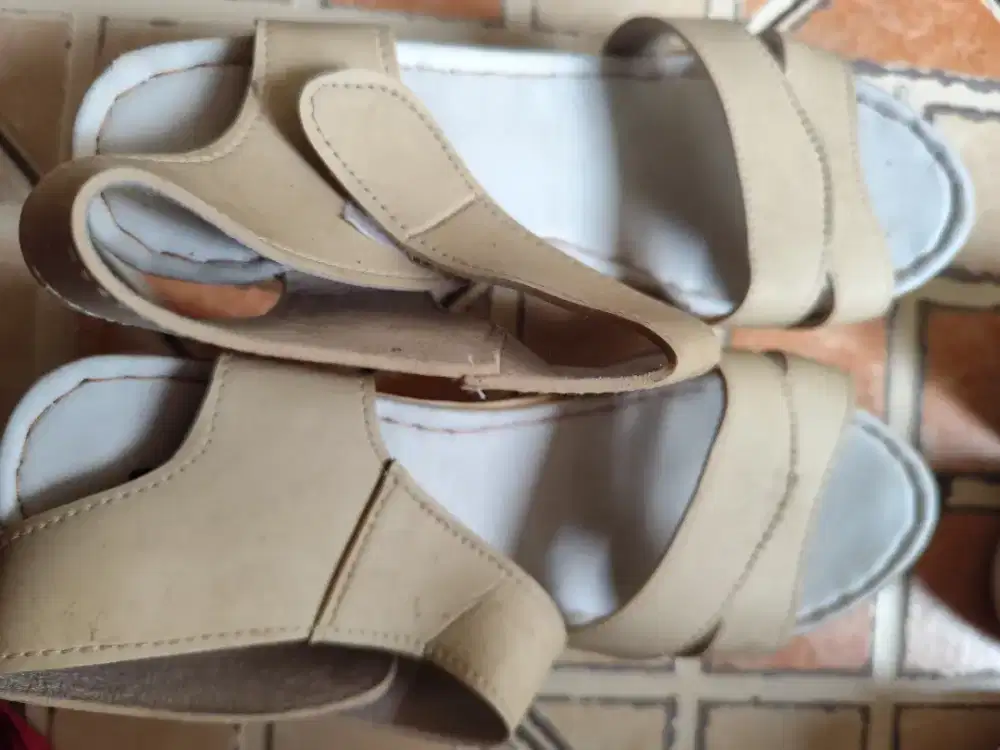 Sepatu sendal sec