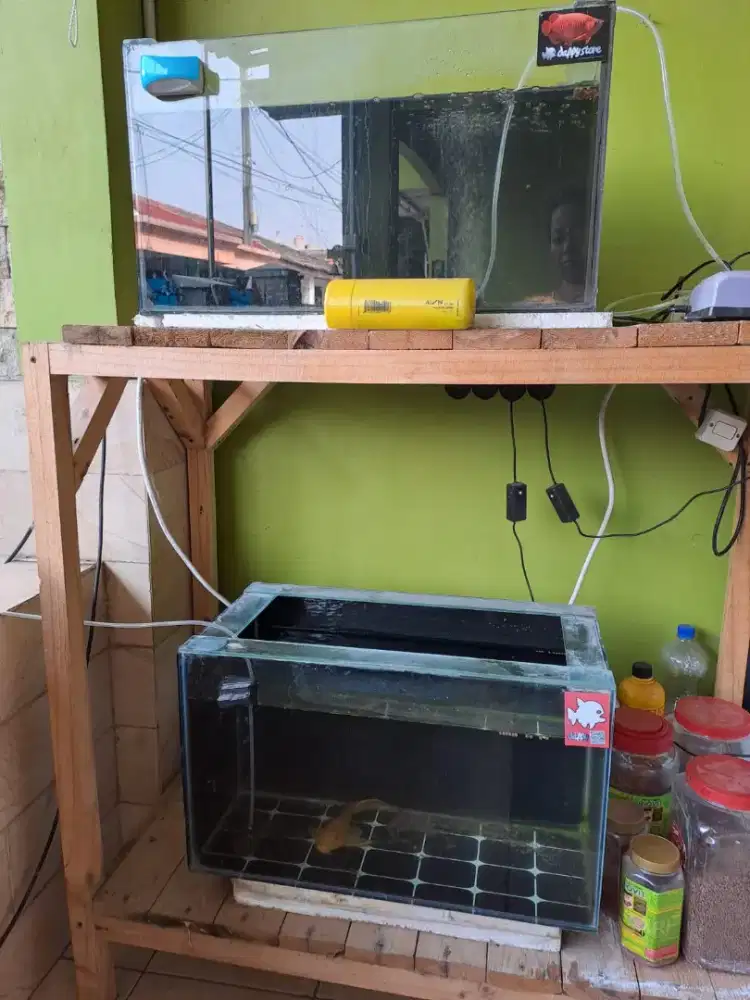 Jual aquarium berikut mejanya. Kondisi tidak bocor.