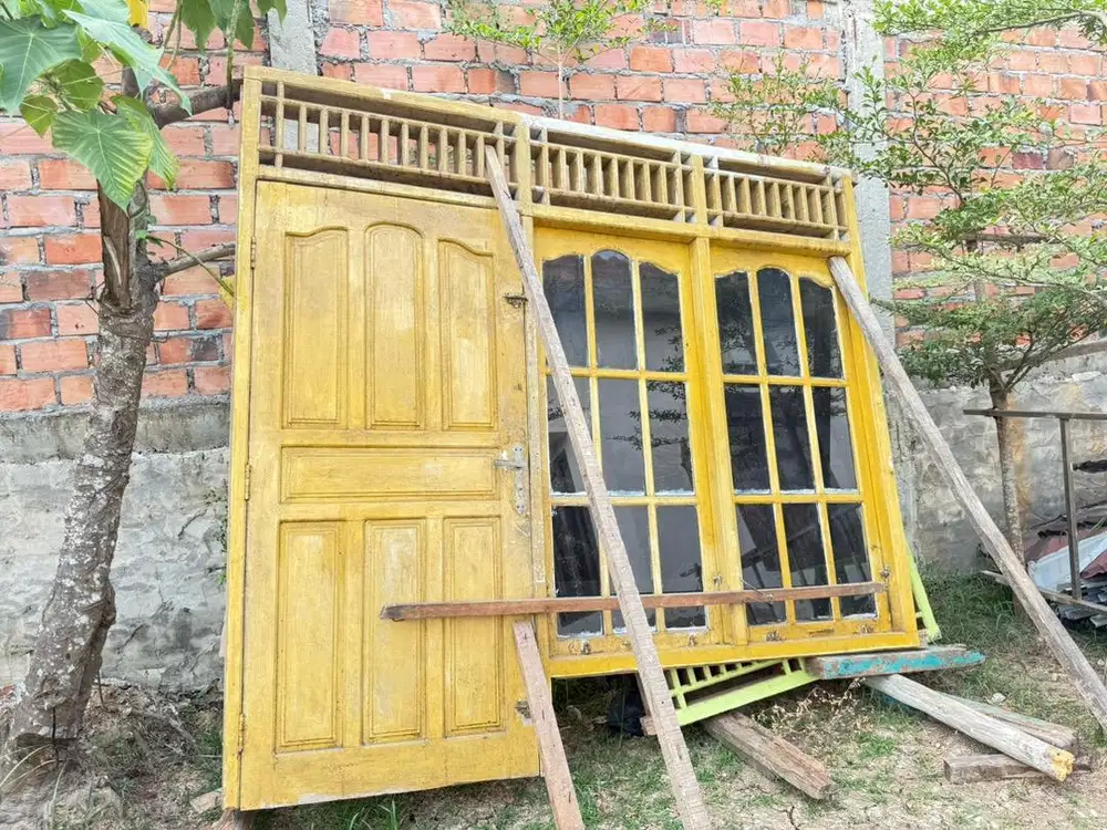 Jual Pintu Utama + Jendela 2 Lubang Kayu Kulim Asli (Bekas Bongkaran)