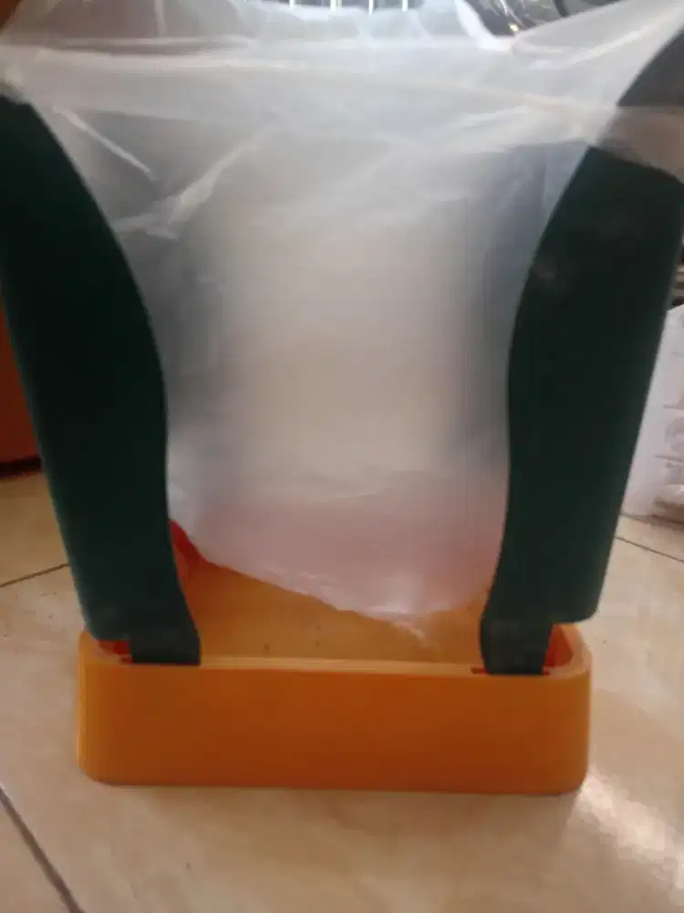 Tong Sampah Hijau