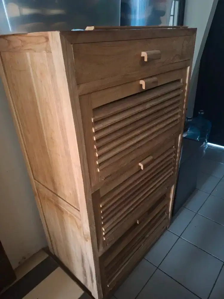 Tempat sepatu jati