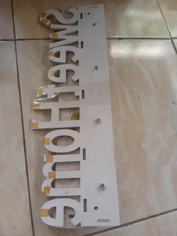 Gantungan dinding putih