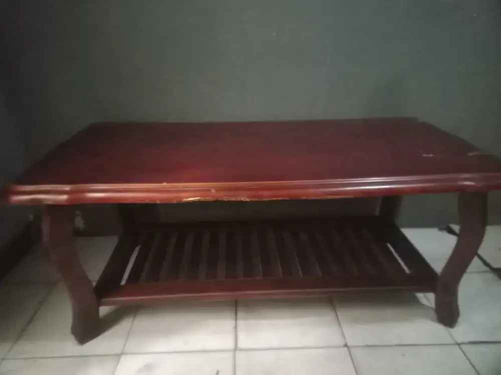 Meja tamu kuat dan kokoh