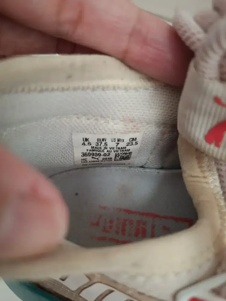 Sepatu puma wanita