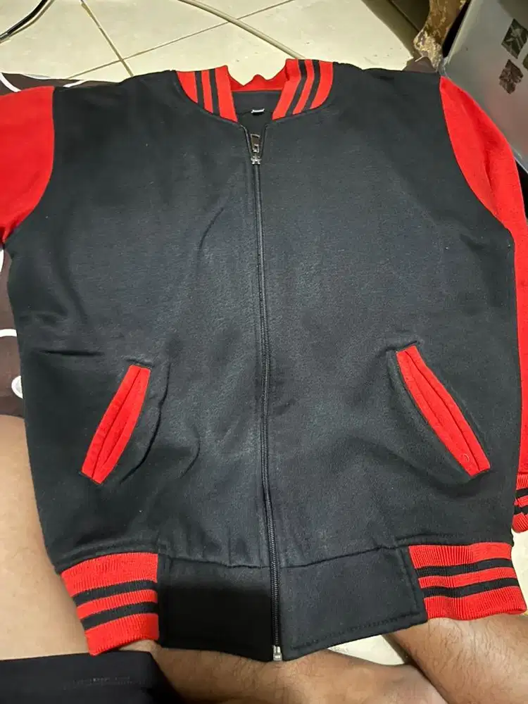Switter Hitam Merah