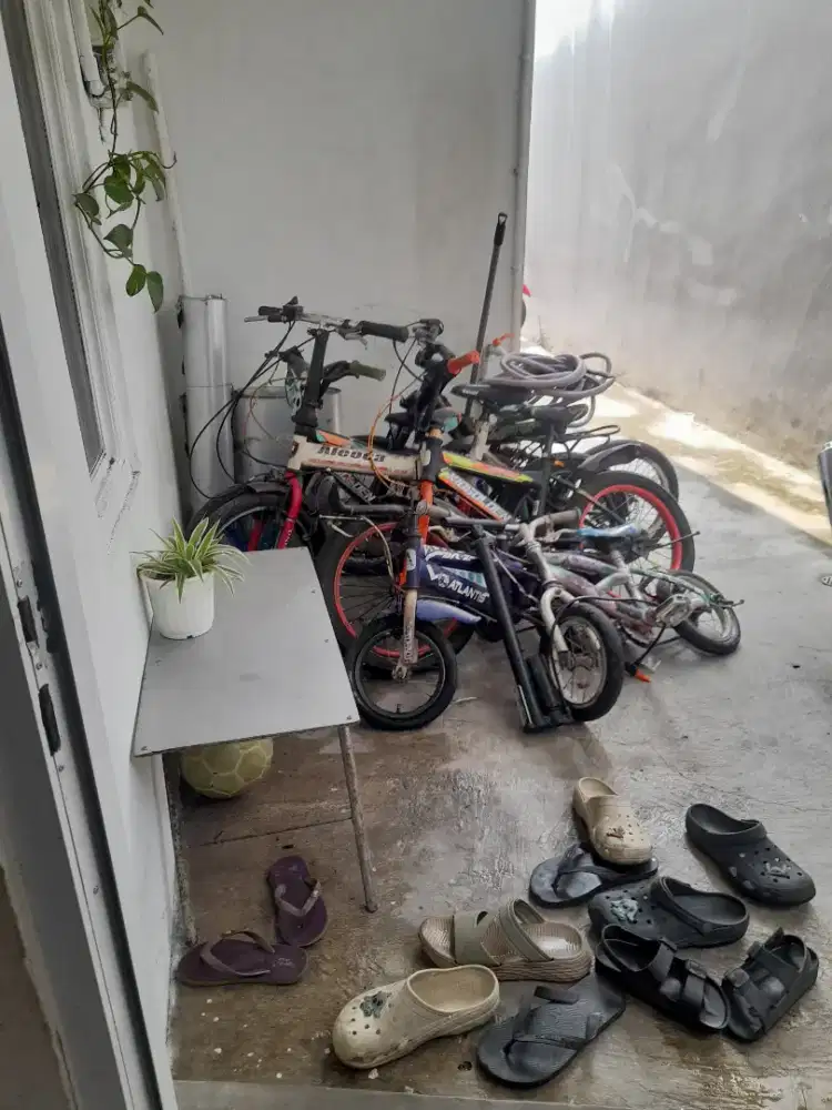 Sepeda anak berbagai ukuran,