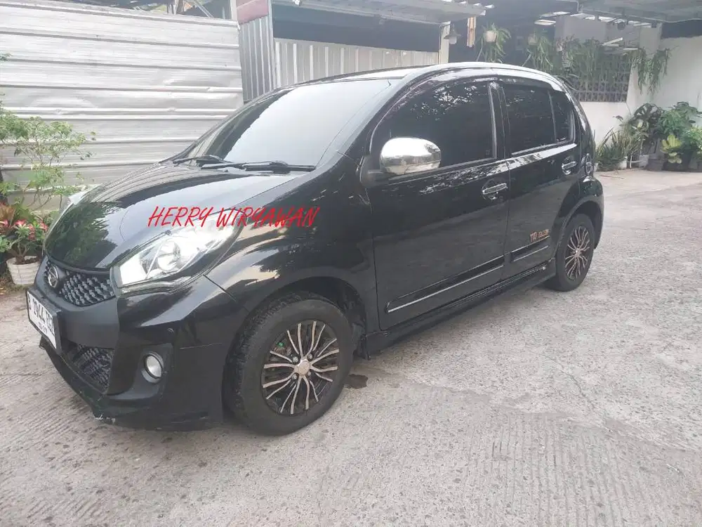 DIJUAL DAIHATSU SIRION 2017 MT (SPECIAL EDITION)