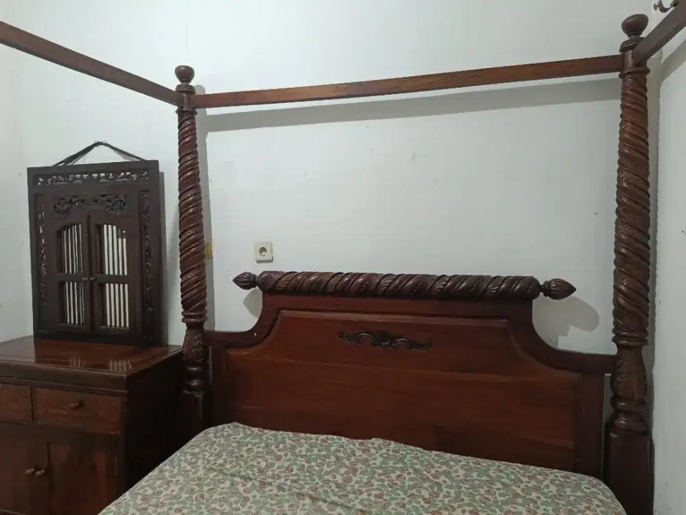 Tempat Tidur+Lemari Kecil +Kaca Antique