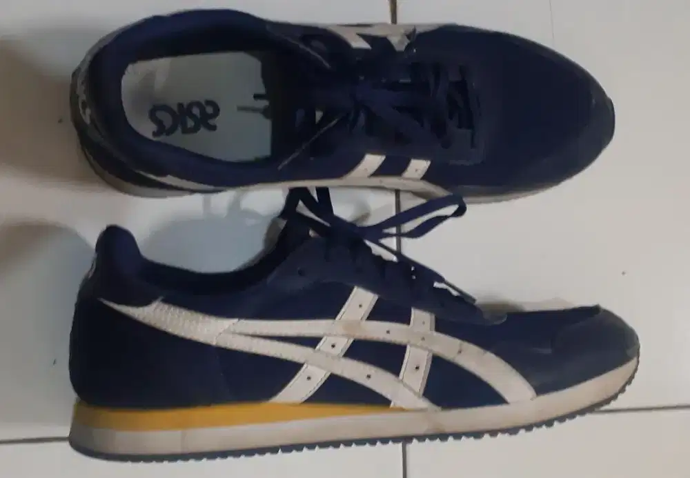 Sepatu Asics Tiget Runner + Helm Halface Honda, kedua duanya Original.