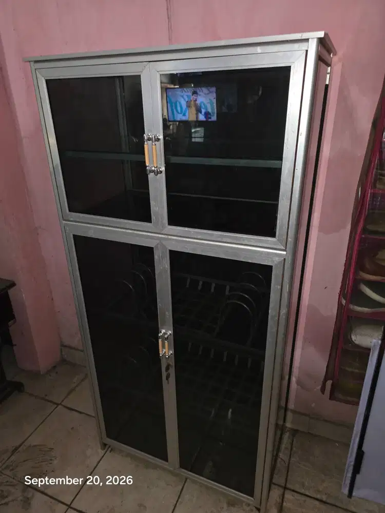 Lemari rak piring aluminium kaca