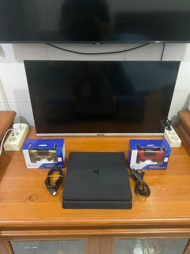 Ps4 Slim 1 TB Seri di foto