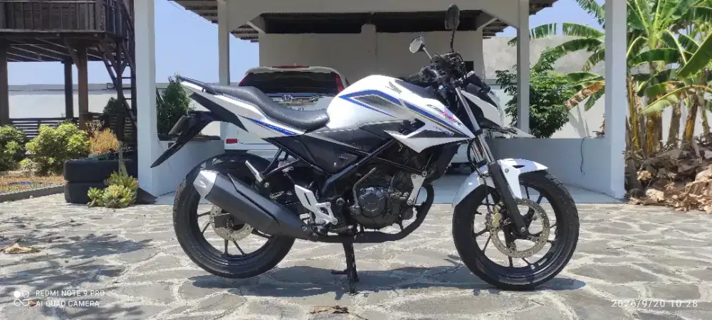 CB150R 2015 pribadi tangan pertama putih mulus terawat