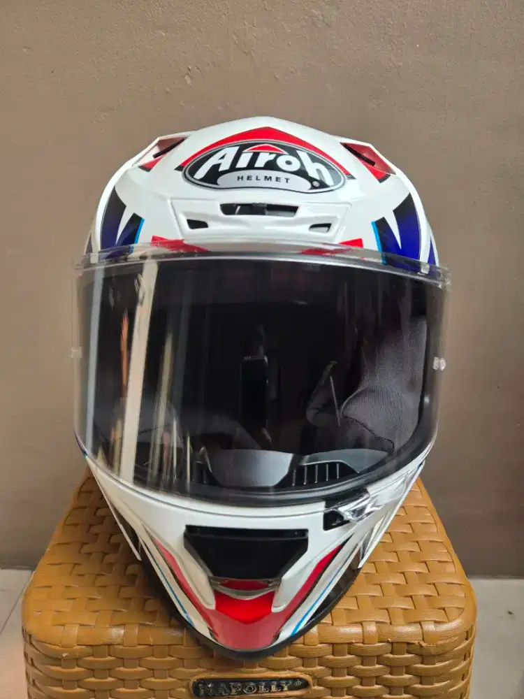 Helm Airoh Movement